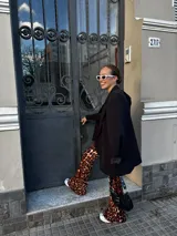 Pantalón Oxford de viscosa con estampado animal print de leopardo en tonos marrones y negros.