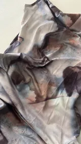 Vestido midi de breteles finos con estampado abstracto en tonos grises y negros.