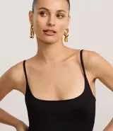 Body negro sin mangas, confeccionado en microfibra, con breteles finos, escote en U y cierre en la entrepierna.