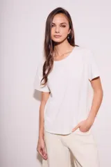 Remera blanca de algodón peinado, de corte recto y manga corta.