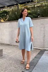 Vestido tejido color verde claro, con escote en V, mangas cortas y aberturas laterales.