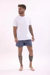 Short de baño azul grisáceo liso, de corte corto y estilo deportivo.