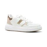 Championes blancos con detalles en color beige y animal print de leopardo en el talón. Presentan una franja lateral dorada con glitter.