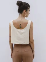 Top corto celeste de lino, sin mangas y con escote cuadrado.