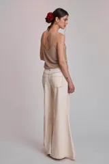 Top de punto color camel con escote en V pronunciado y tirantes anchos.