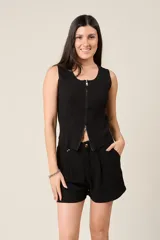 Short blanco de lino con pinzas, tiro alto y bolsillos laterales.