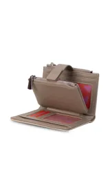 Billetera mediana de símil cuero color blanco hueso con detalles en rojo coral. Posee una presilla de cierre en la parte frontal y cierres de cremallera visibles en el borde superior.