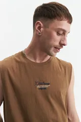 Musculosa negra de algodón con corte oversize y estampado en turquesa en la espalda con la frase "Good things Never come from Comfort Zones" y el logo de la marca Mistral.