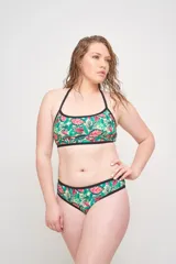 Bombacha vedetina estampada con motivos de hojas en tonos verdes y rosados, con ribete negro. Forrada en delantero y trasero.