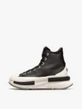 Zapatillas de plataforma negras con diseño icónico y elementos remodelados del Chuck Taylor, ideales para comodidad en invierno.