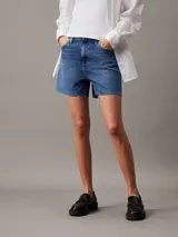 Shorts de jean de tiro alto, color azul medio, con bajo desflecado y diseño de cinco bolsillos.