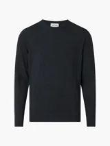 Sweater gris oscuro de lana merino 100% certificada, con cuello redondo y logo de Calvin Klein bordado en el pecho.