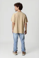 Remera color beige de corte recto y mangas cortas.