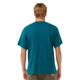 Remera verde de manga corta con cuello redondo y logo bordado en el pecho.