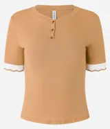 Blusa color caramelo de rib con cuello redondo, manga corta con detalle de retilínea contrastante en blanco y cierre frontal con botones.