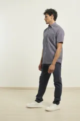 Camisa de manga corta azul con microestampado blanco, cuello abotonado, corte clásico y bolsillo en el pecho.