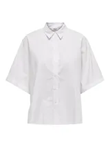 Camisa corta blanca de algodón orgánico con manga ancha, cuello camisero y cierre de botones.