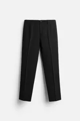 Pantalón de vestir negro slim fit, confeccionado en tejido con viscosa. Cuenta con bolsillos frontales y traseros de vivo. El cierre es frontal con cremallera y botón.