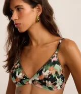 Top de bikini triangular con estampado tie dye en tonos verde, negro y rosa. Tiene base fija, breteles finos ajustables, almohadillas removibles, lazo en la espalda y detalle de costuras contrastantes.