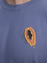 Remera de manga corta celeste con cuello redondo y estampado de una papaya en el pecho. Confeccionada en algodón suave y confortable.
