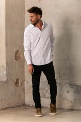 Camisa de vestir a rayas verticales azules y blancas, de corte clásico y manga larga.