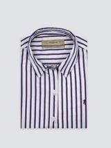 Camisa de dama suelta 100% algodón, con estampado de rayas verticales en azul y bordó sobre fondo blanco. Tiene cuello clásico, cierre frontal de botones y un logo bordado en el pecho.