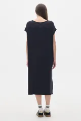 Vestido midi azul eléctrico de corte amplio con escote en V y mangas cortas.