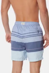 Short de baño celeste con rayas horizontales en tonos de azul, blanco y verde.