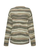 Sweater de punto con cuello redondo y mangas largas. Presenta un diseño de ondas horizontales en tonos beige, marrón y gris.