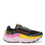 Zapatillas de trail running New Balance, color negro con detalles amarillos y rosados, diseño con plataforma.