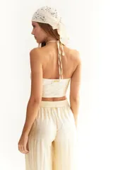 Top bandó de Lycra rib color beige, con cuello fino y diseño ajustado.