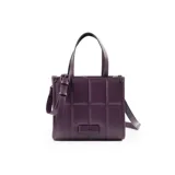 Cartera tote chica color púrpura, con diseño acolchado y logo metálico XL al frente. Tiene doble asa corta y correa larga regulable.