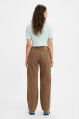 Pantalón marrón de tiro medio, corte recto y estilo utilitario.