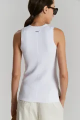 Top de morley blanco con cuello redondo, largo y con tajos laterales.