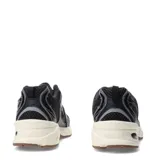 Championes New Balance 530 unisex, color negro con detalles en gris y blanco crema. Presentan una capellada de malla transpirable con refuerzos sintéticos y entresuela con tecnología ABZORB.