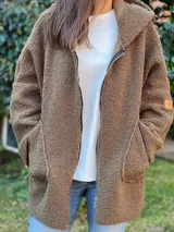 Campera color ocre con capucha y cierre frontal asimétrico.