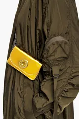 Cartera rectangular metálica con múltiples bolsillos, cierre de snap y asa extraíble, decorada con logo Chimo.