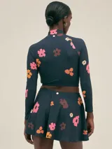 Mini falda de tela de swim, con estampado de flores, ideal para combinar con traje de baño.