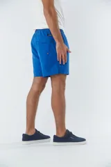 Short de baño celeste liso, con cintura elástica ajustable con cordón negro, dos bolsillos delanteros y uno trasero.