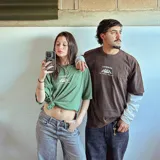 Camiseta oversize verde oscuro con efecto acid wash, de alto gramaje (240 grs). Estampado en serigrafía bicolor en blanco y amarillo en la espalda.