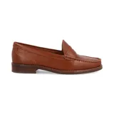 Mocasín de cuero color beige con suela marrón.