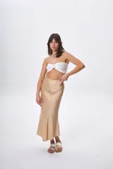 Falda larga color beige, de corte evasé y pretina elástica.