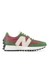 Zapatillas deportivas con diseño de color verde y burdeos, con logo de la marca en lateral.