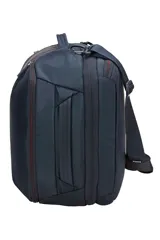 Bolso versátil que puede usarse como mochila o bolso cruzado, diseñado para equipaje de mano con capacidad de 40 litros.