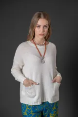 Sweater celeste de lana y viscosa, de corte holgado, con cuello redondo y bolsillos frontales.