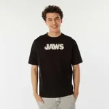 Remera negra de manga corta con estampa trasera de la película Tiburón (Jaws).