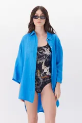 Camisa color beige de lino, de corte amplio, con cuello clásico y mangas 3/4.