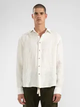 Camisa de manga larga confeccionada 100% en lino color crudo, con calce recto y relajado. Presenta frente abotonado con botones de coco con logo y el patch característico de Polonio.