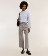 Buzo suéter de chenille color blanco, con cuello alto y rib en puños, cuello y bajo.