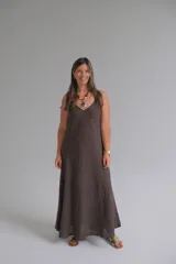 Vestido largo marrón con breteles finos y escote en V.